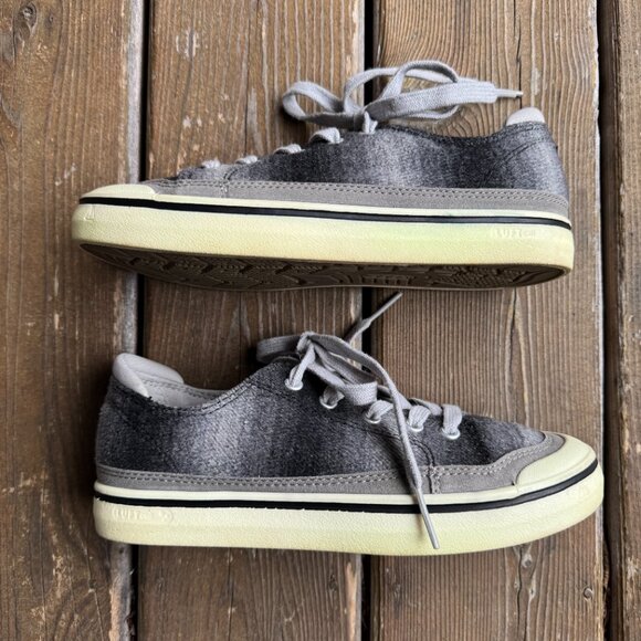 KEEN Elsa IV Gray and Cream Plaid Lace Up Sneaker in Women's 7 / 37.5 - Picture 3 of 10